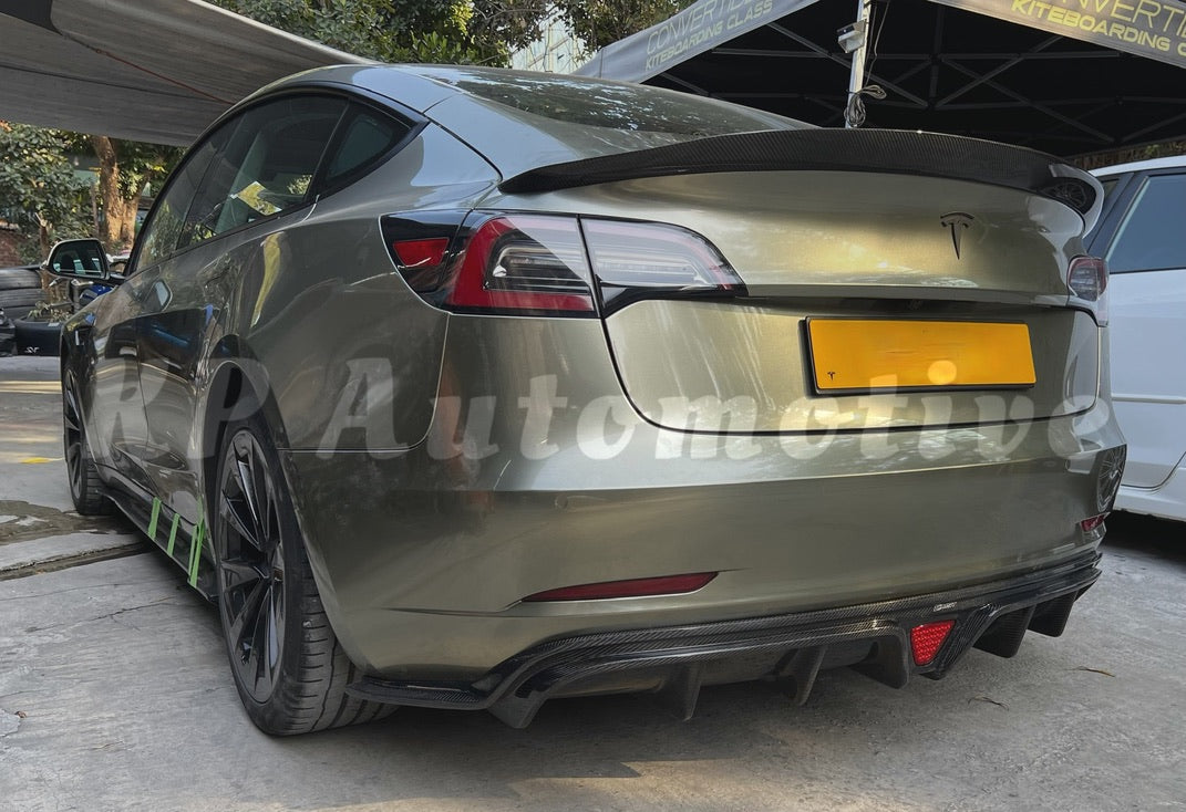 適用於 Tesla Model 3 的 CMST 碳纖維全身套件 C 型(亮面飾面)