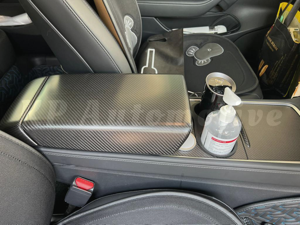 Model 3/Y 乾碳扶手套(霧面碳纖維)