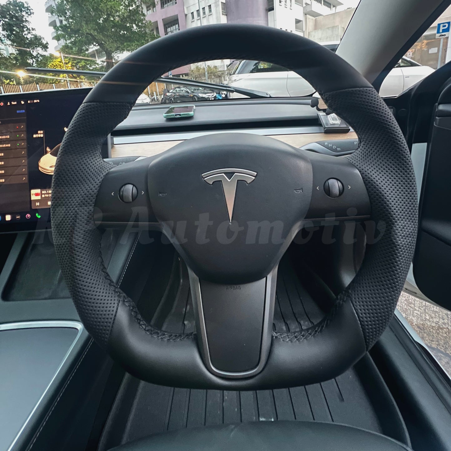 Model 3 穿孔皮革方向盤 - 僅方向盤
